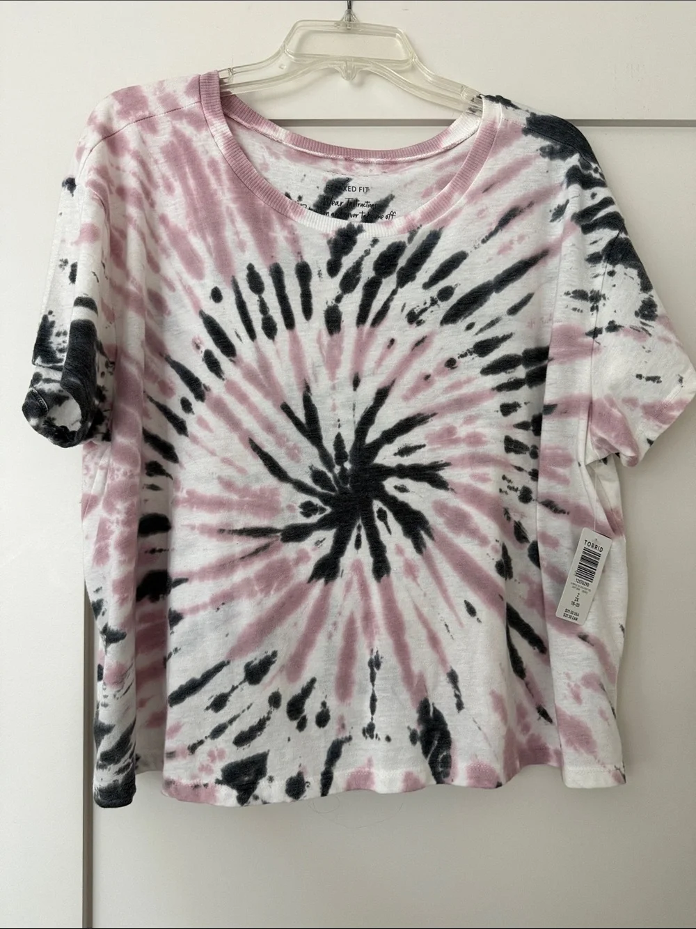 Torrid. NWT. Size 2X  Pink & Black Tie-Dye Short Sleeve Tee. cropped